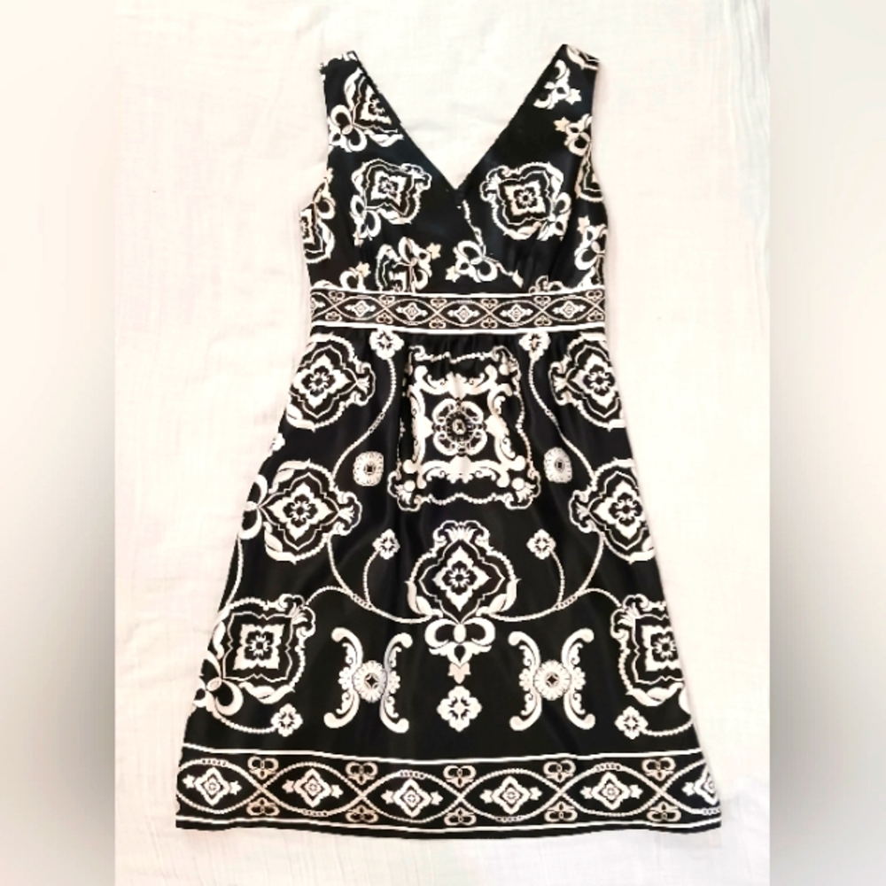 Elegant Black and White Silk Geometric Patterned Dress Sz